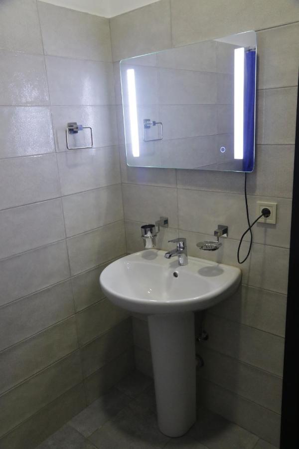Hotel AGUNA Koetaisi Buitenkant foto