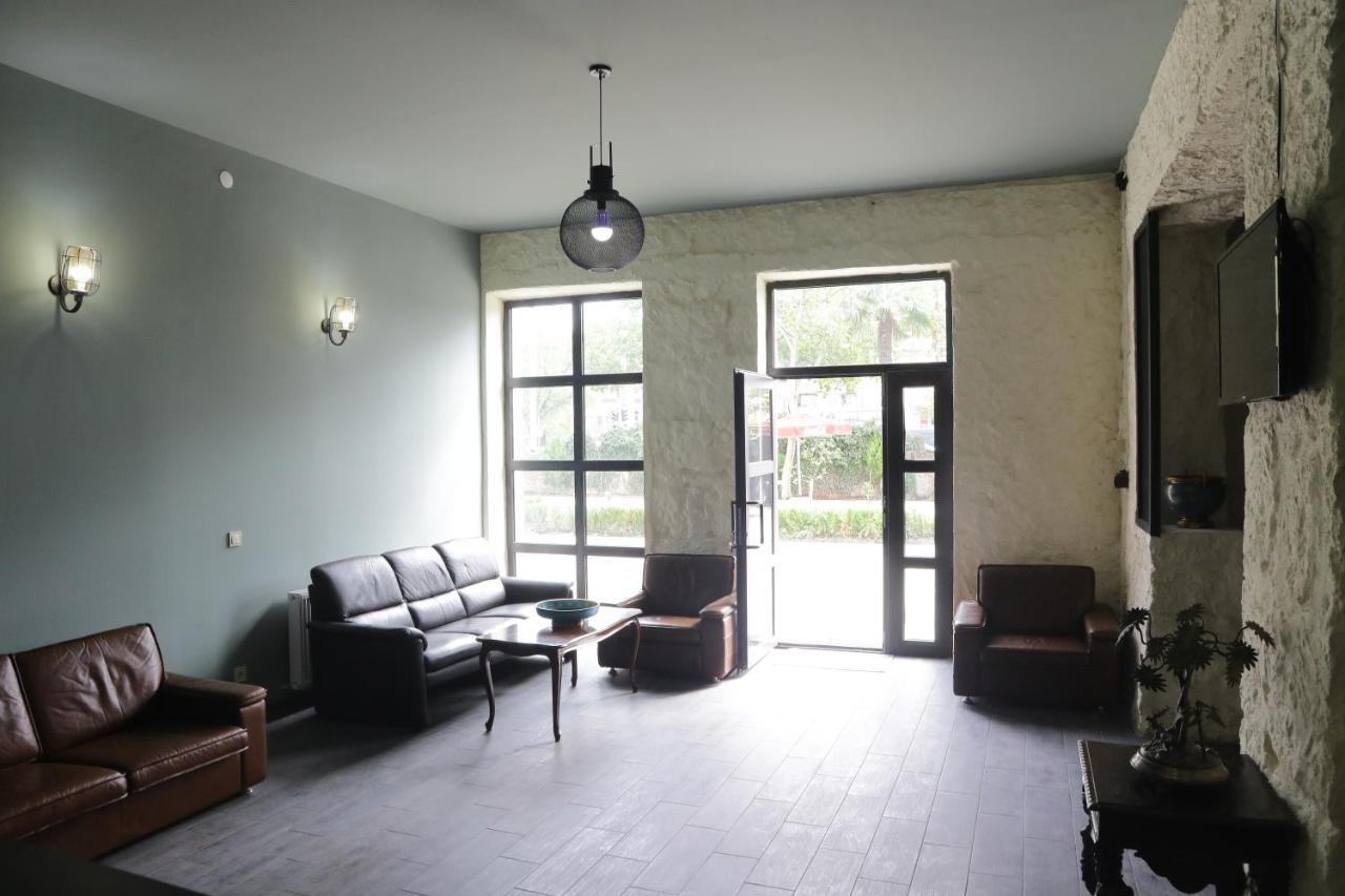 Hotel AGUNA Koetaisi Buitenkant foto